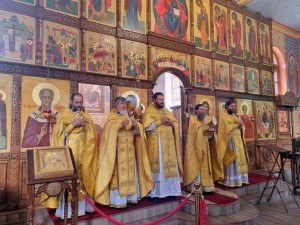Велича́ем вас,/ святи́и вси в земли́ Сиби́рстей просия́вшии,/ и чтим святу́ю па́мять ва́шу,/ вы бо мо́лите за нас// Христа́ Бо́га на́шего.