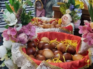 Христо́с воскре́се из ме́ртвых, сме́ртию смерть попра́в, и су́щим во гробе́х живо́т дарова́в.