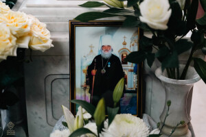 Вознеслся еси во славе, Христе Боже наш, радость сотворивый учеником, обетованием Святаго Духа, извещённым им бывшим благословением, яко Ты еси Сын Божий, Избавитель мира.