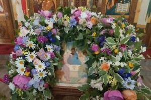 Велича́ем Тя,/ Живода́вче Христе́,/ и чтим Всесвята́го Ду́ха Твоего́,/ Его́же от Отца́ посла́л еси́// Боже́ственным ученико́м Твои́м.