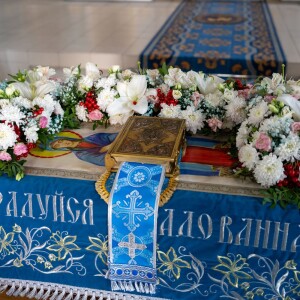 Велича́ем Тя, Пренепоро́чная Ма́ти Христа́ Бо́га на́шего, и всесла́вное сла́вим Успе́ние Твое́.